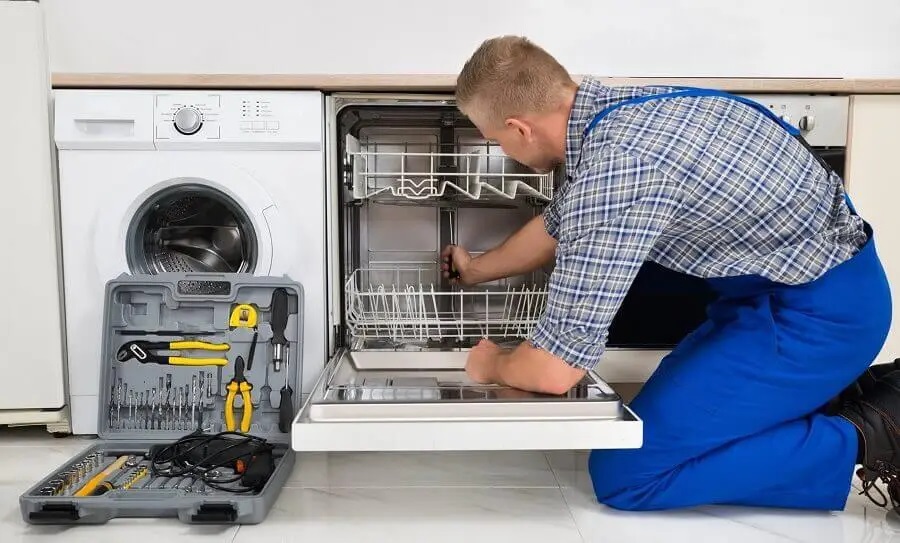 Kaynaşlı Whirlpool servisi teknisyen ekibi beyaz eşya tamiri yaparken